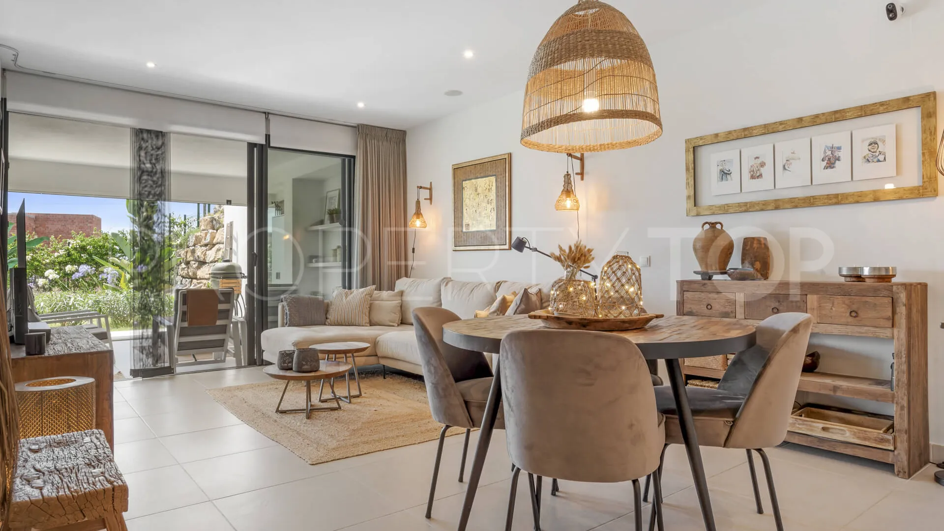 Se vende apartamento planta baja en Estepona Golf con 2 dormitorios