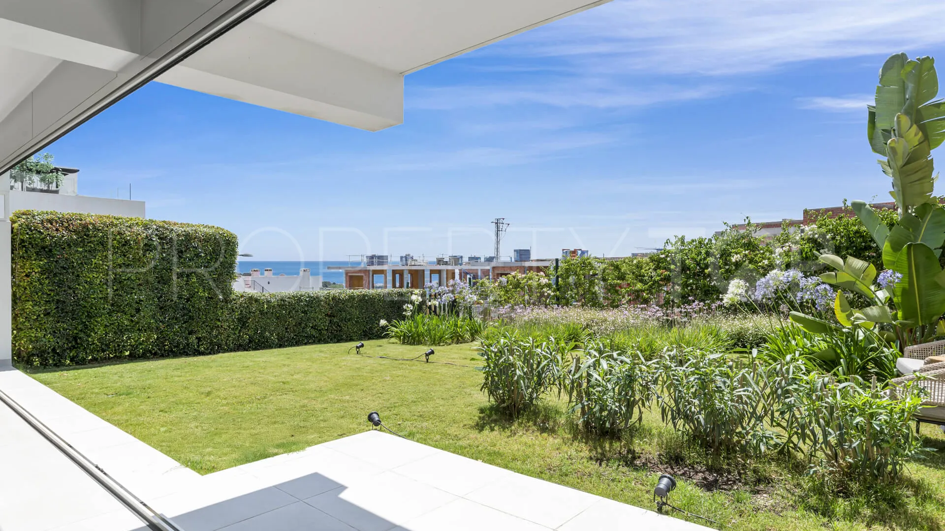 Se vende apartamento planta baja en Estepona Golf con 2 dormitorios