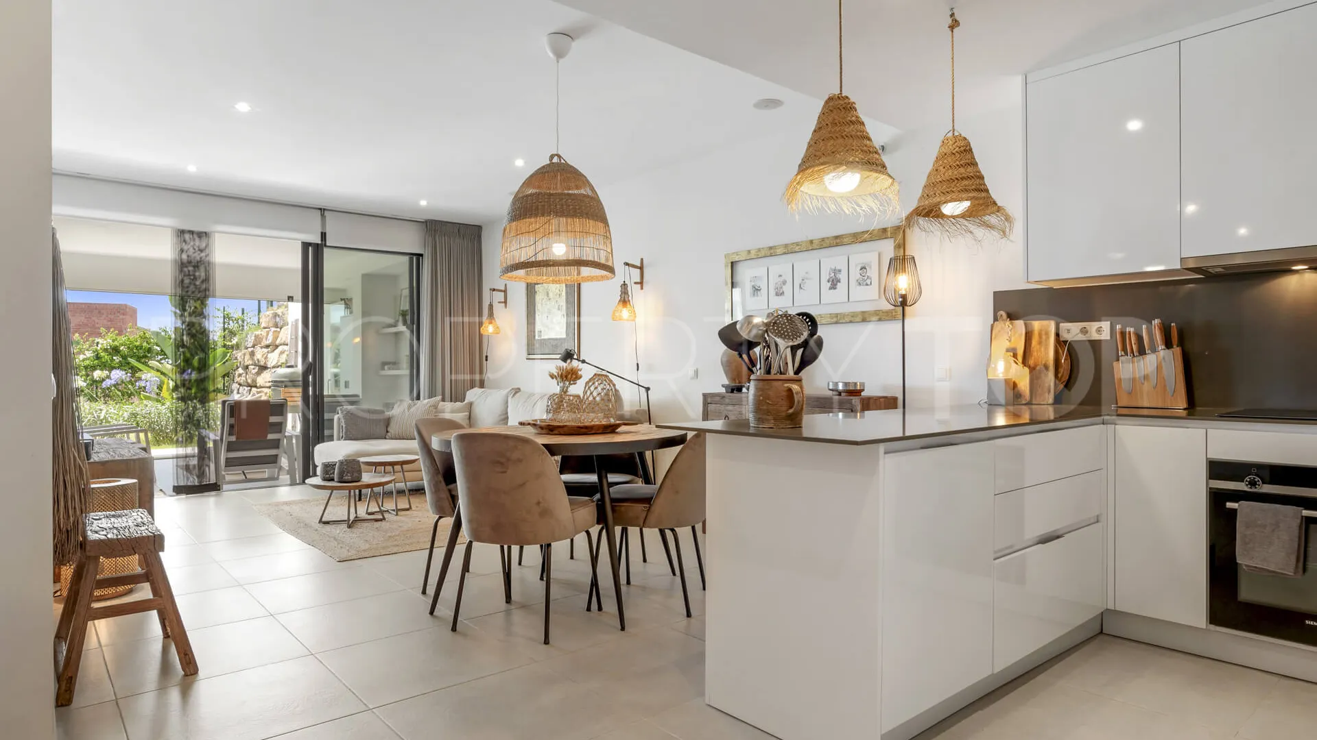 Se vende apartamento planta baja en Estepona Golf con 2 dormitorios