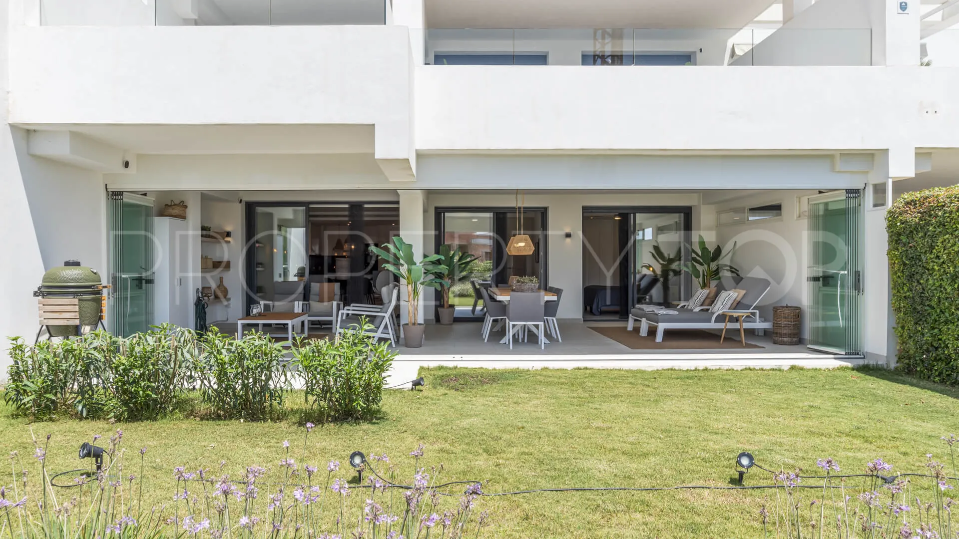 Se vende apartamento planta baja en Estepona Golf con 2 dormitorios