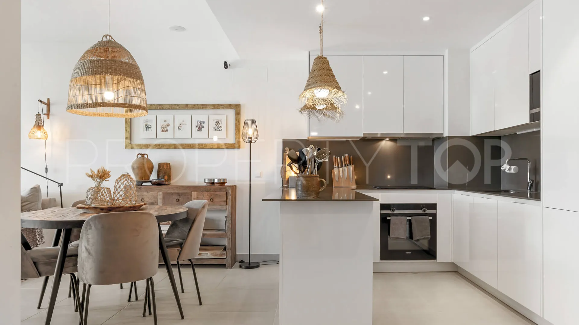Se vende apartamento planta baja en Estepona Golf con 2 dormitorios