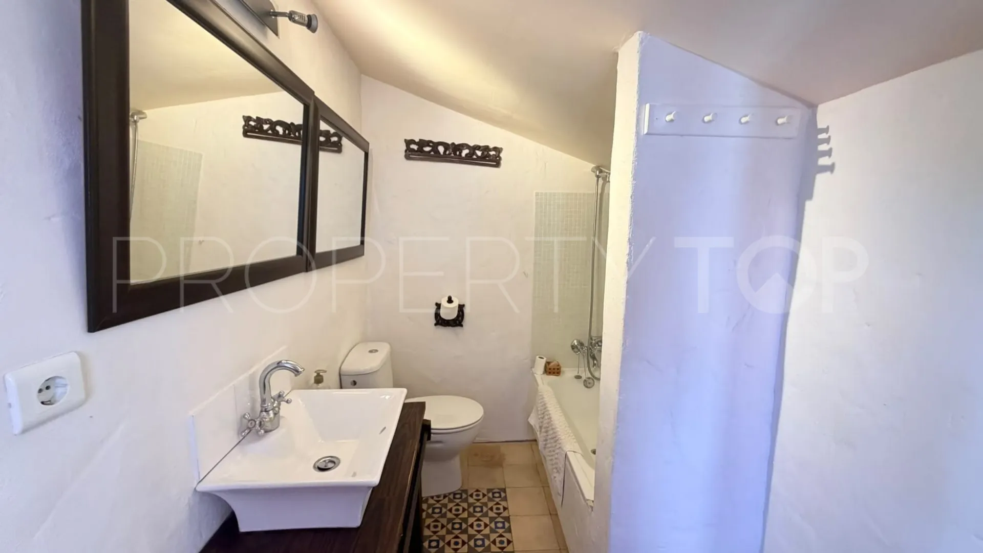 For sale town house in Casares Pueblo