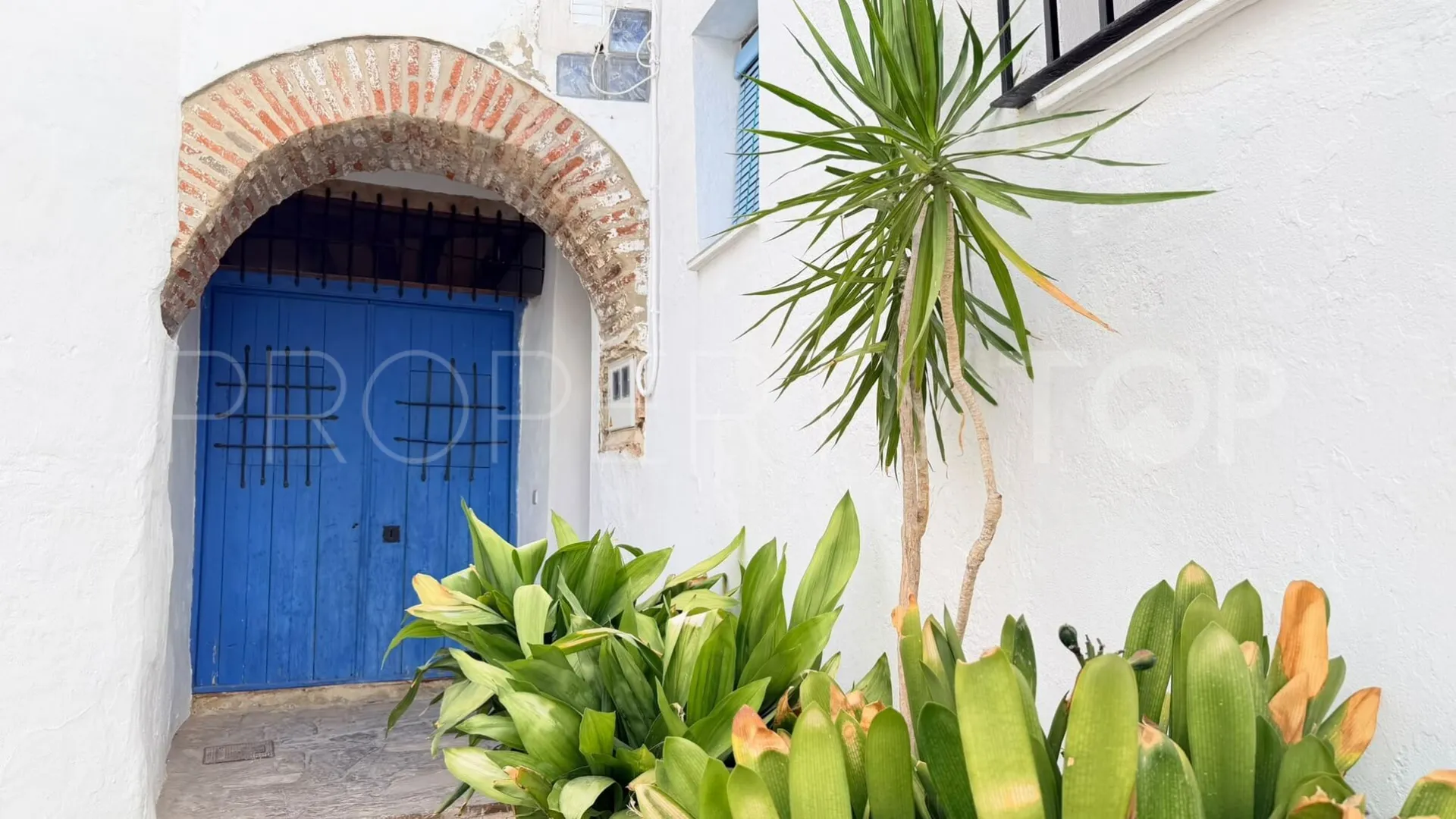 For sale town house in Casares Pueblo