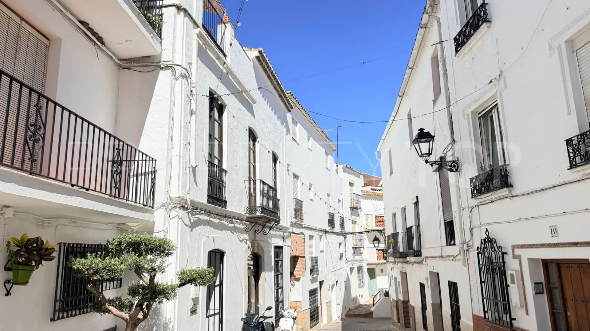 For sale town house in Casares Pueblo