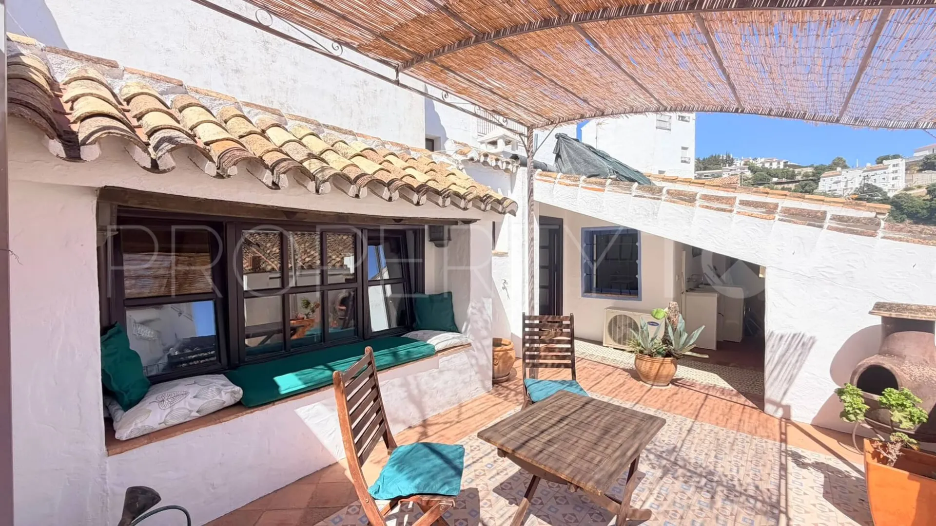 For sale town house in Casares Pueblo