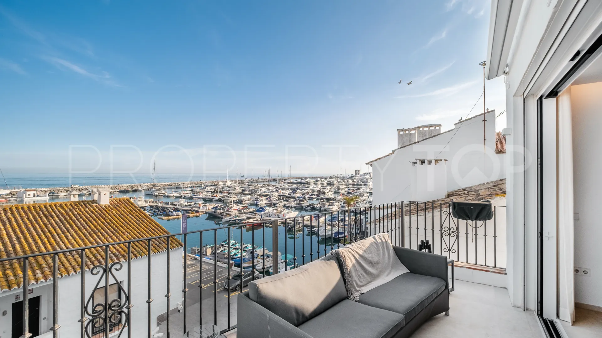 Buy penthouse with 2 bedrooms in Marbella - Puerto Banus