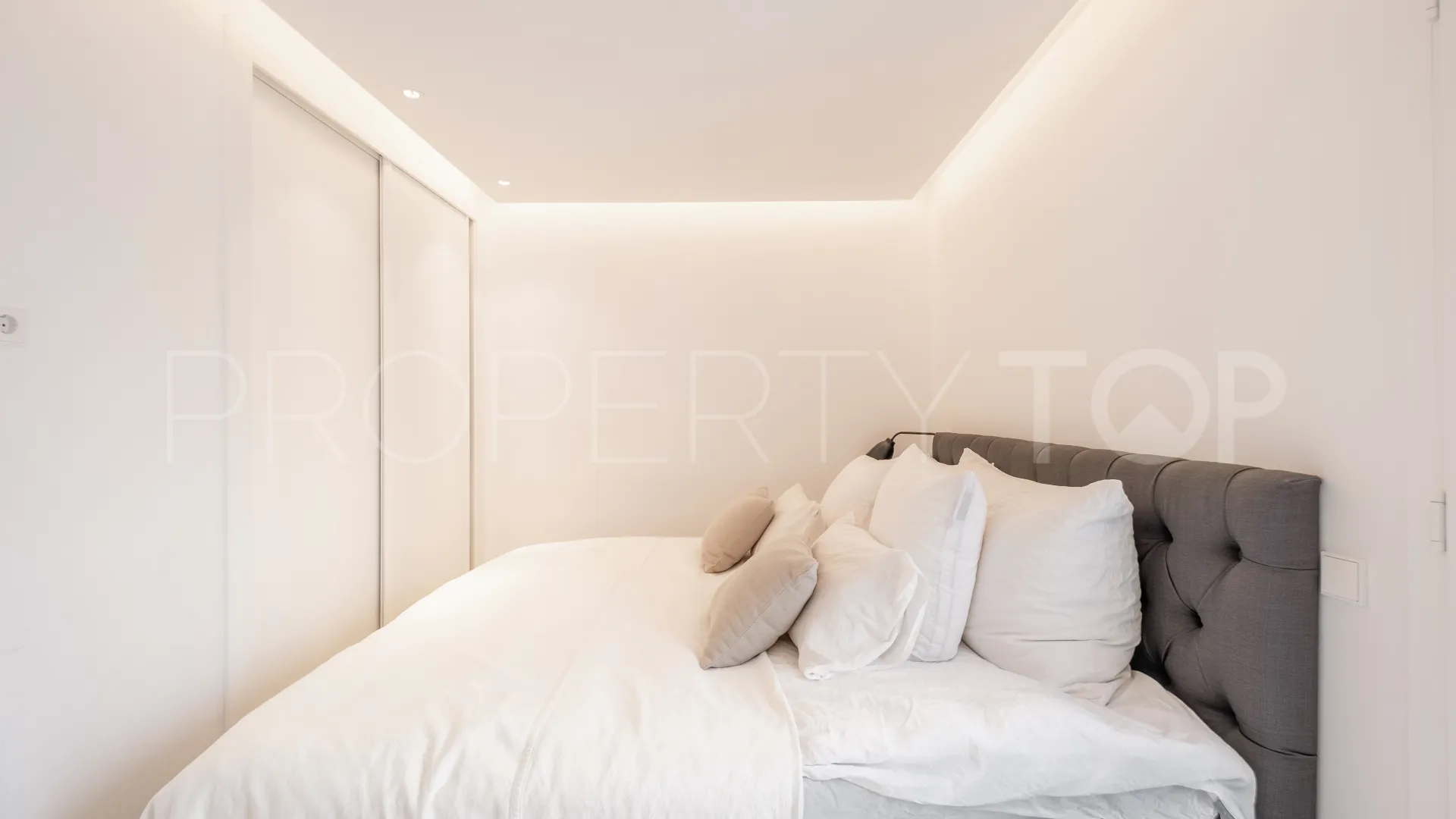Buy penthouse with 2 bedrooms in Marbella - Puerto Banus