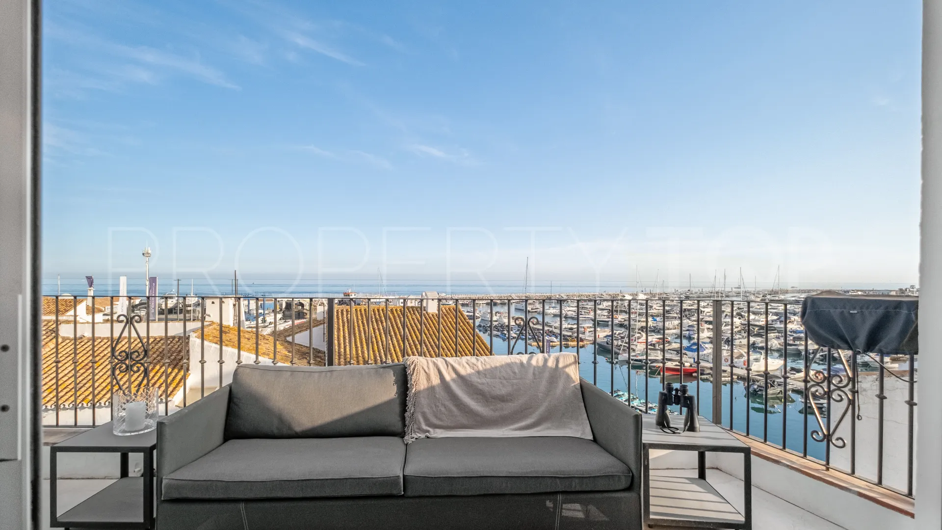 Buy penthouse with 2 bedrooms in Marbella - Puerto Banus