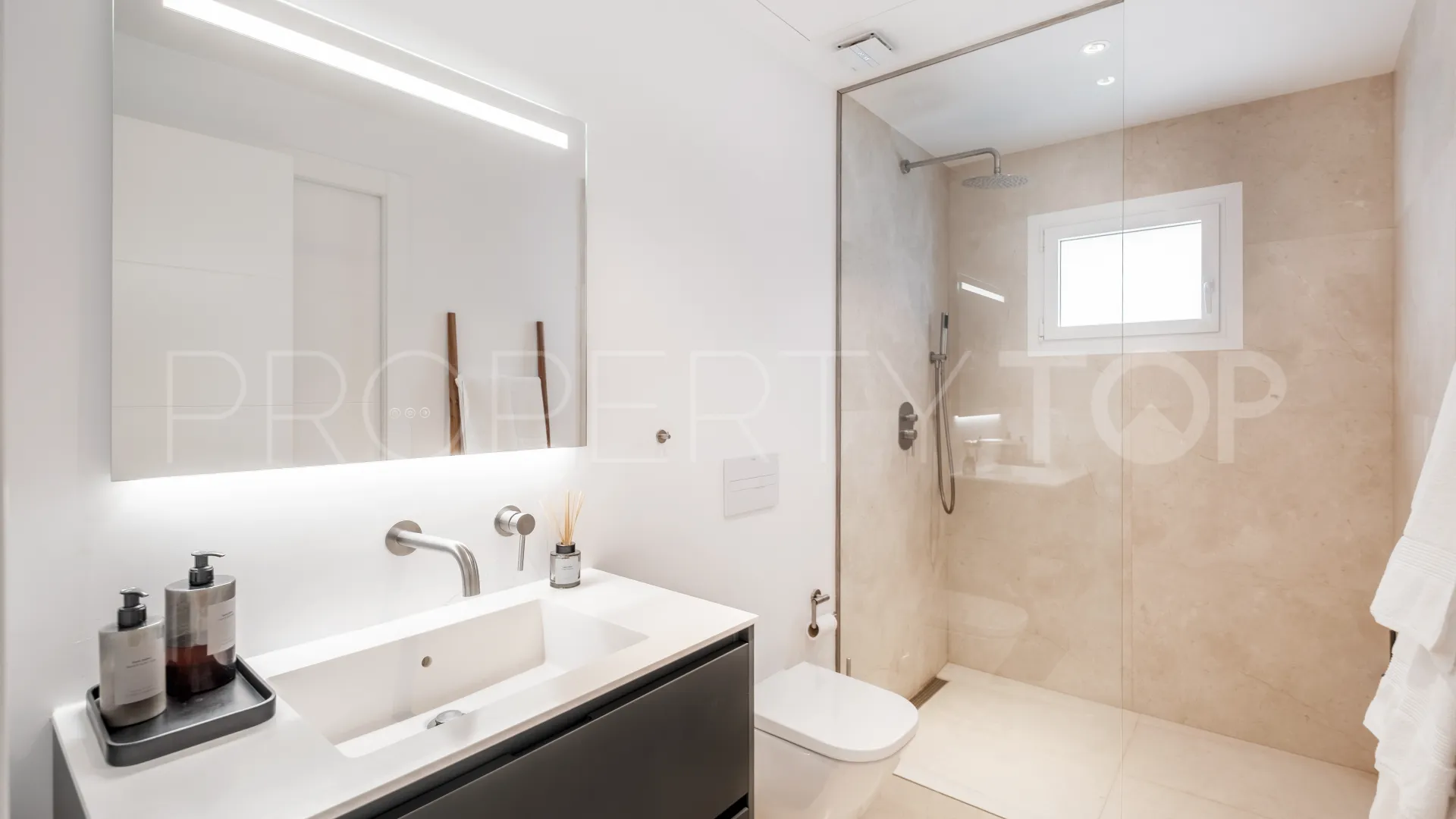 Buy penthouse with 2 bedrooms in Marbella - Puerto Banus