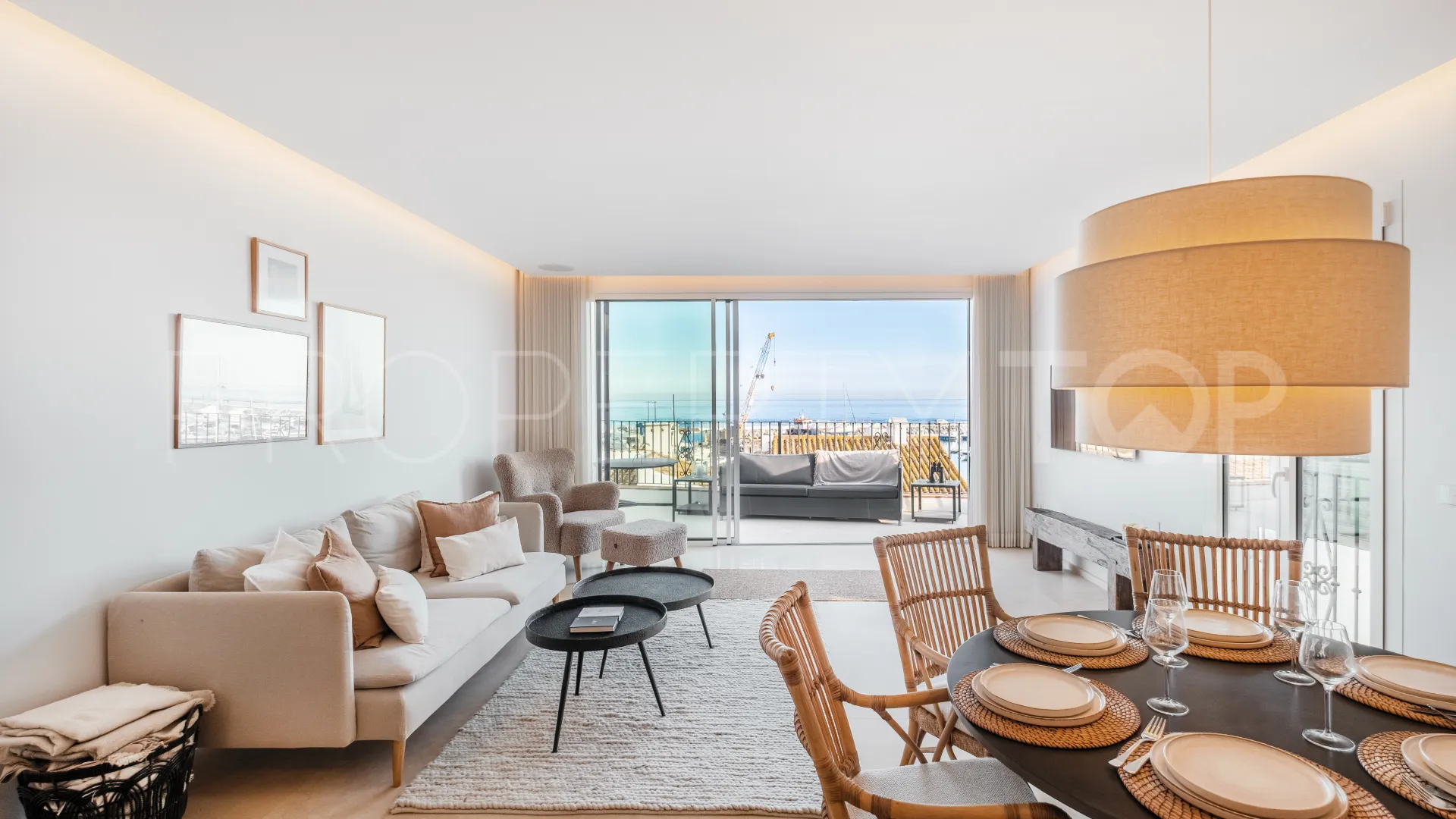 Buy penthouse with 2 bedrooms in Marbella - Puerto Banus
