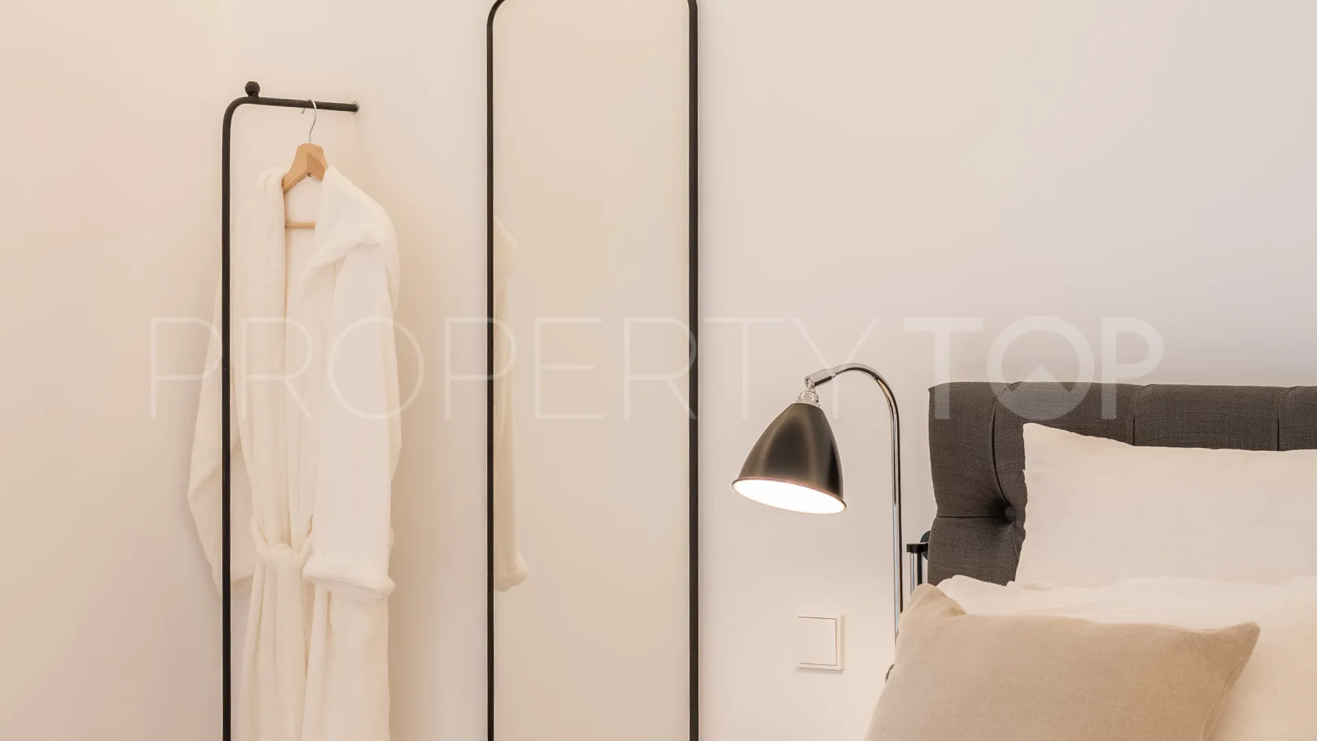 Buy penthouse with 2 bedrooms in Marbella - Puerto Banus