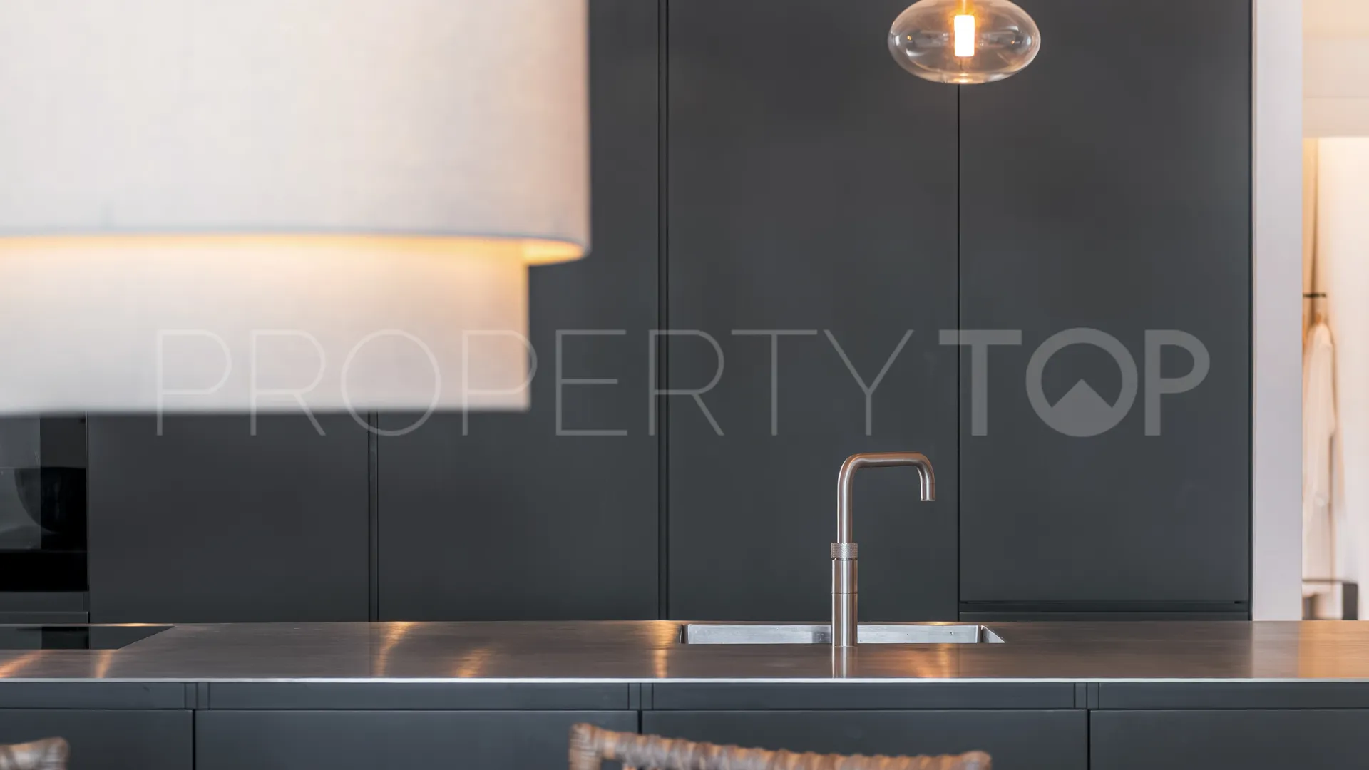 Buy penthouse with 2 bedrooms in Marbella - Puerto Banus