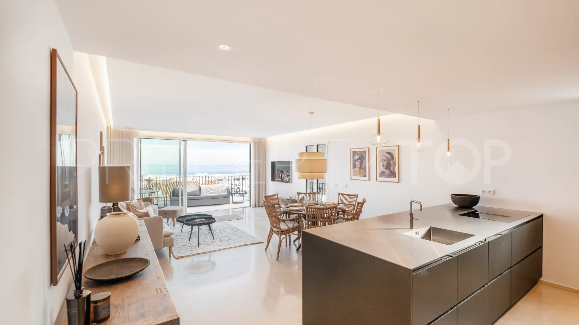 Buy penthouse with 2 bedrooms in Marbella - Puerto Banus