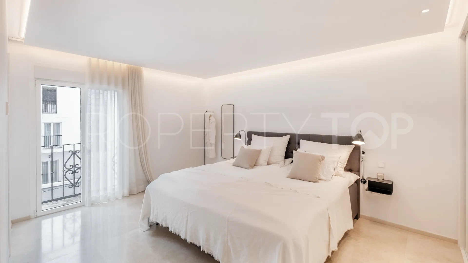 Buy penthouse with 2 bedrooms in Marbella - Puerto Banus