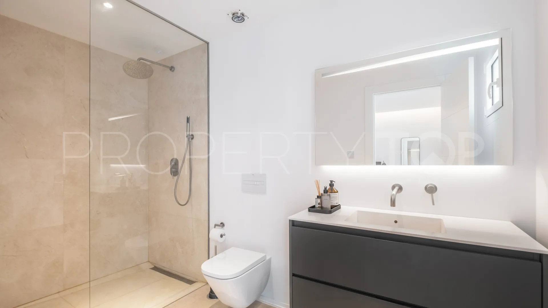 Buy penthouse with 2 bedrooms in Marbella - Puerto Banus