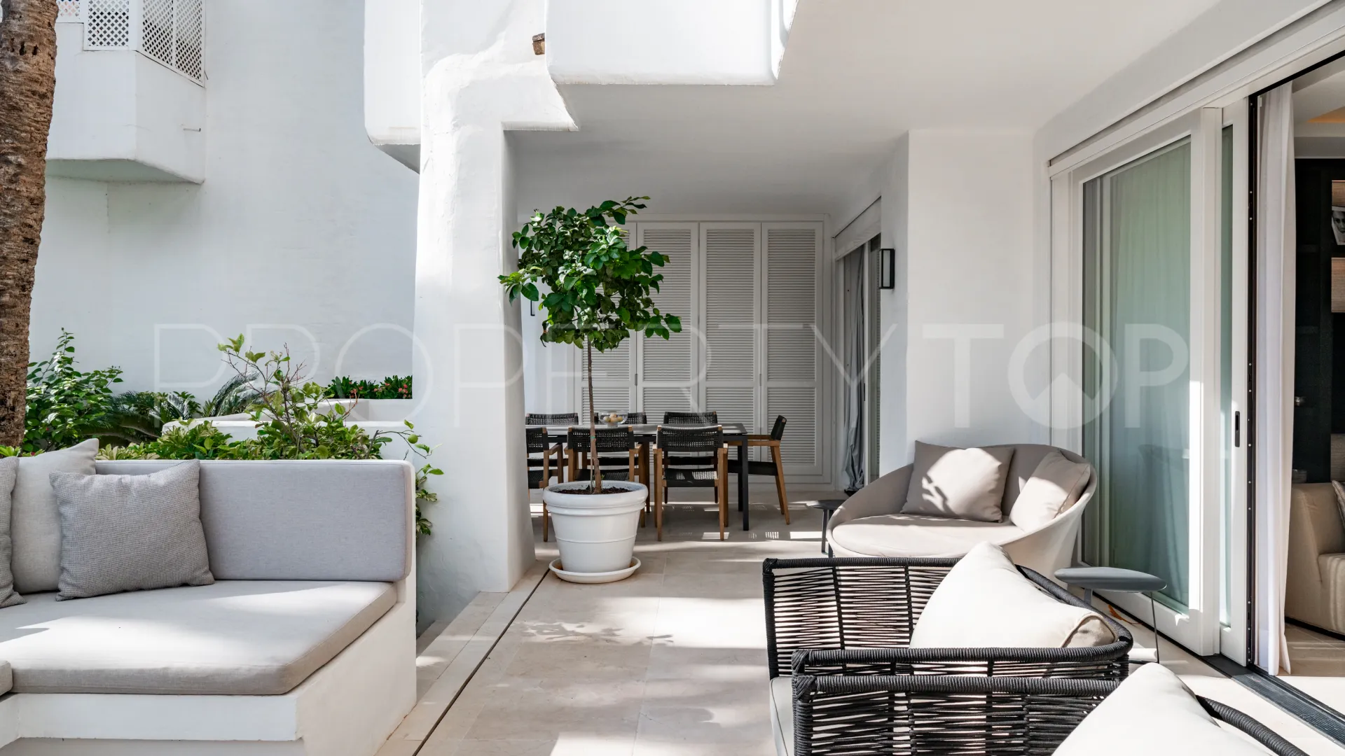 Comprar apartamento planta baja con 3 dormitorios en Marbella Golden Mile