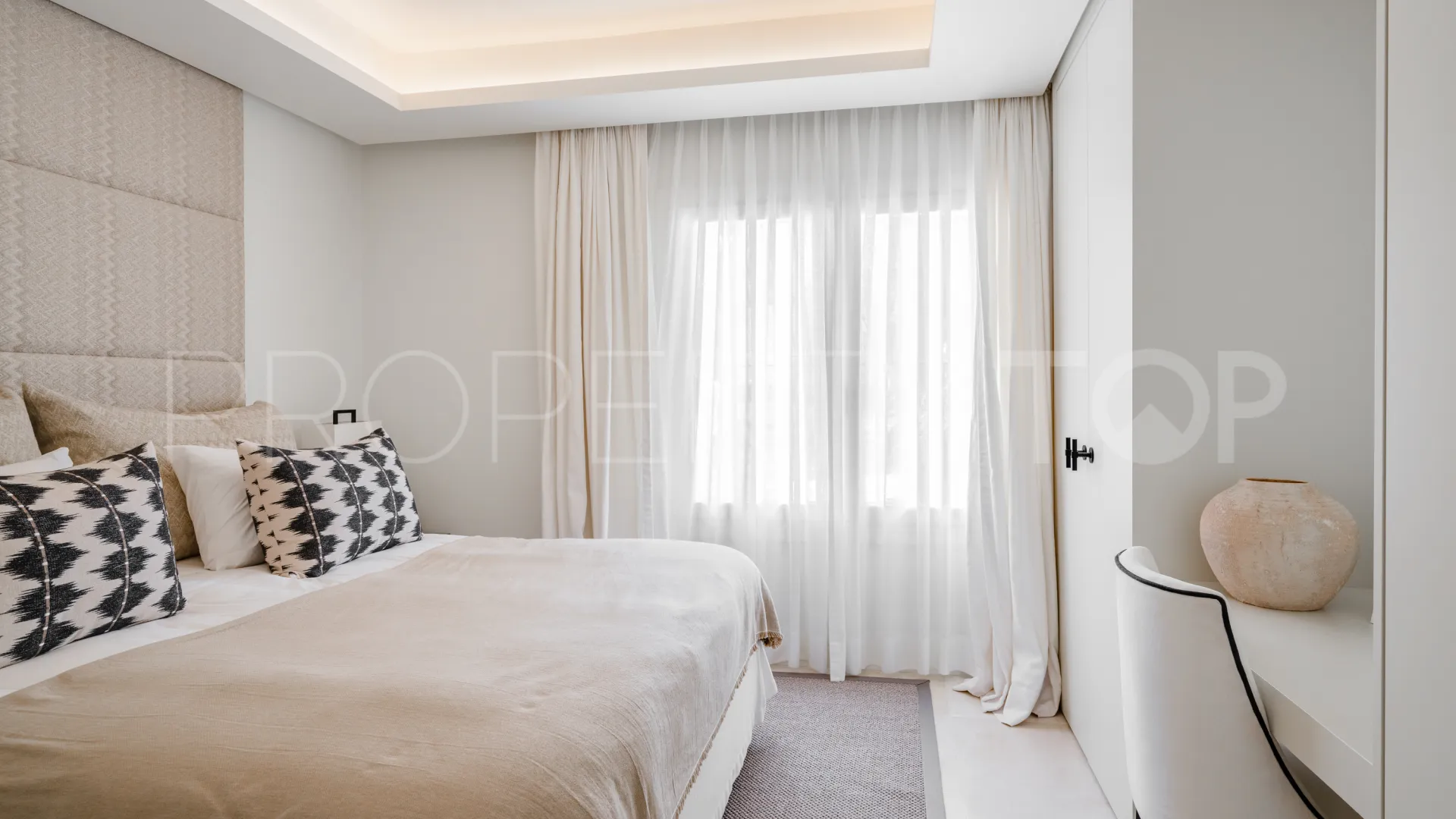 Comprar apartamento planta baja con 3 dormitorios en Marbella Golden Mile