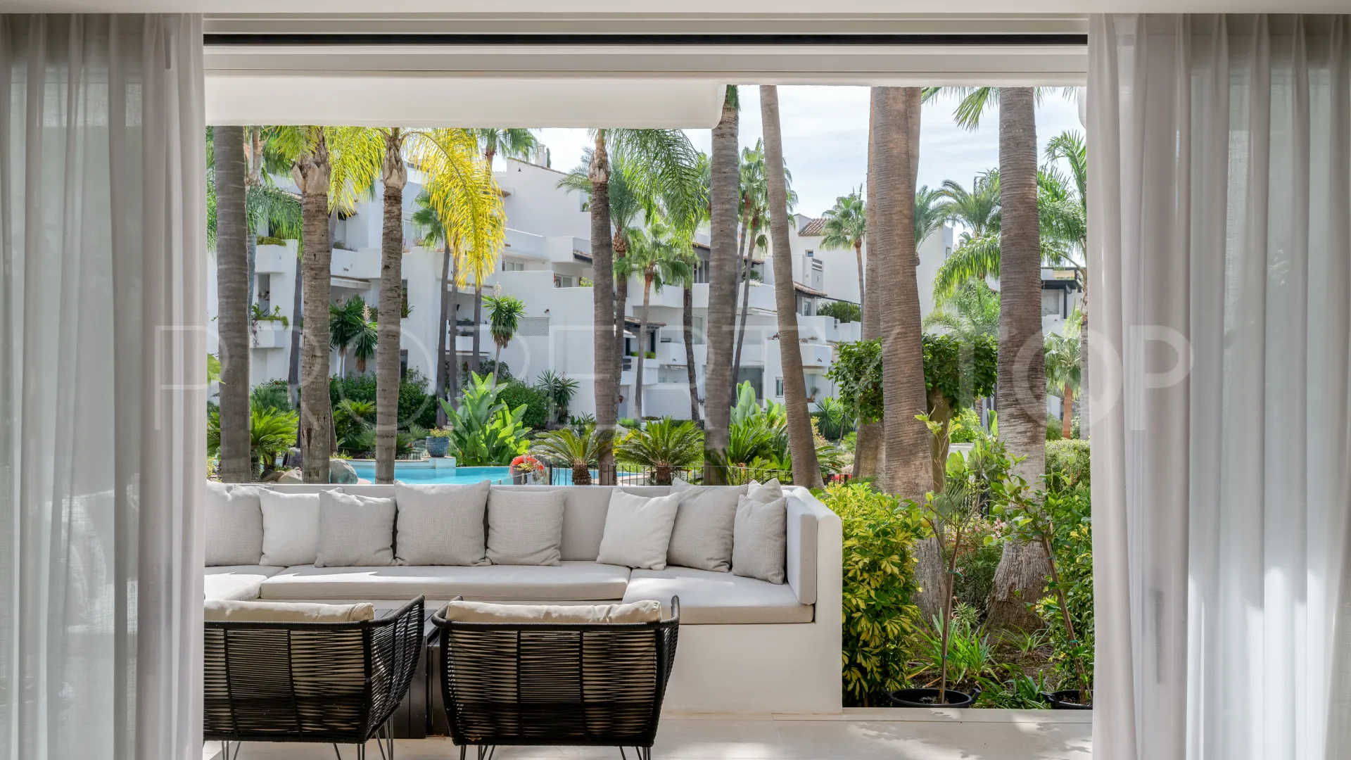 Comprar apartamento planta baja con 3 dormitorios en Marbella Golden Mile