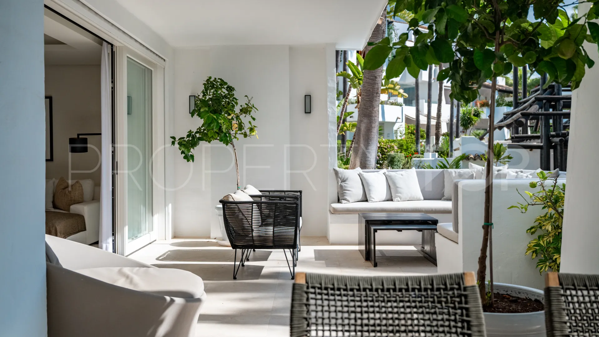 Comprar apartamento planta baja con 3 dormitorios en Marbella Golden Mile