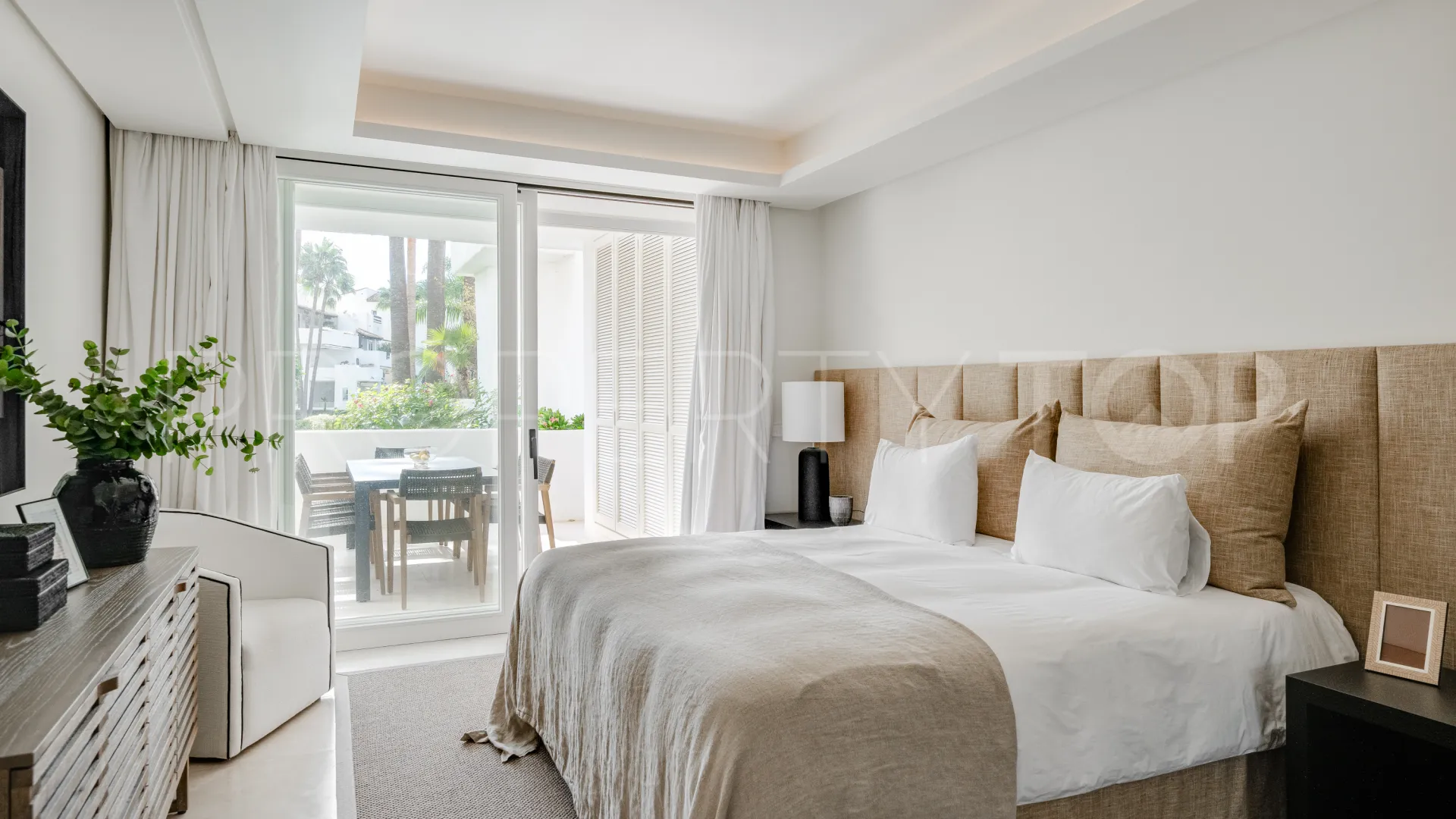 Comprar apartamento planta baja con 3 dormitorios en Marbella Golden Mile