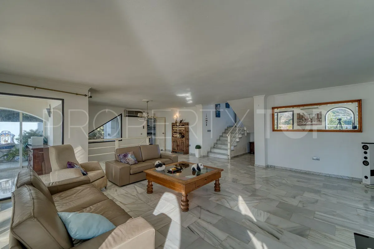 For sale villa in Nueva Andalucia with 4 bedrooms