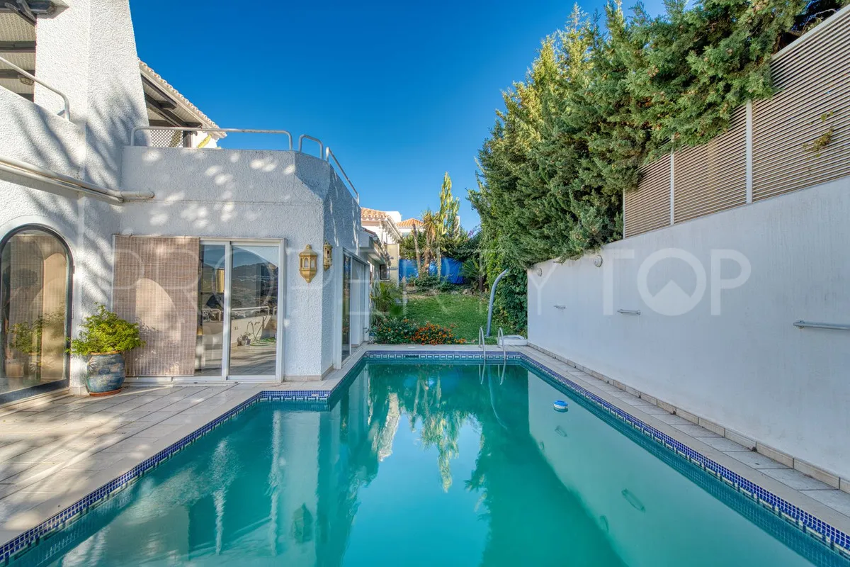 For sale villa in Nueva Andalucia with 4 bedrooms