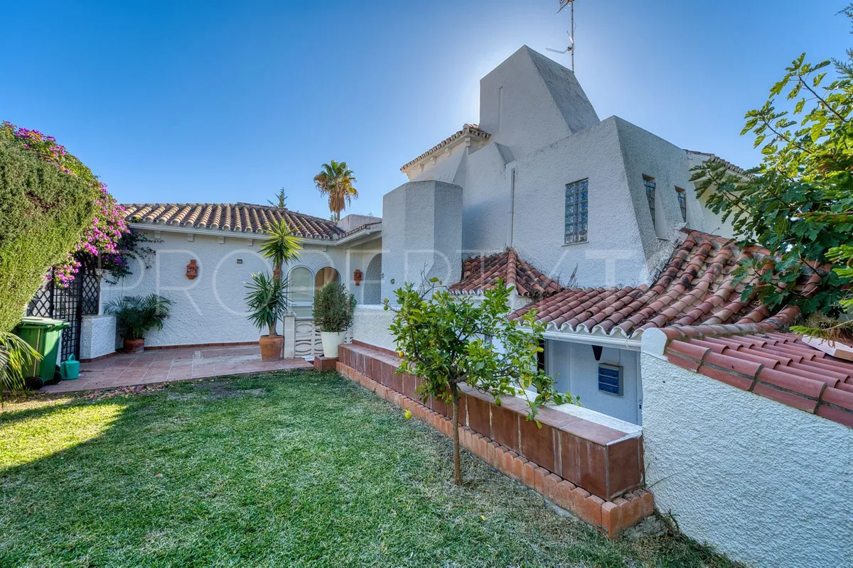 For sale villa in Nueva Andalucia with 4 bedrooms