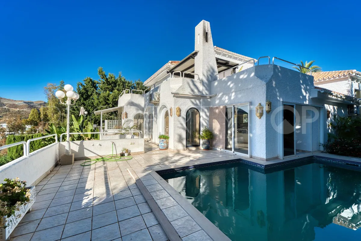 For sale villa in Nueva Andalucia with 4 bedrooms