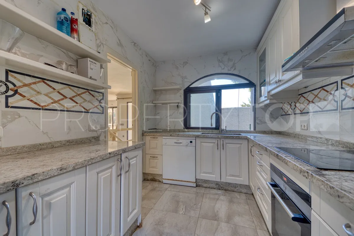 For sale villa in Nueva Andalucia with 4 bedrooms