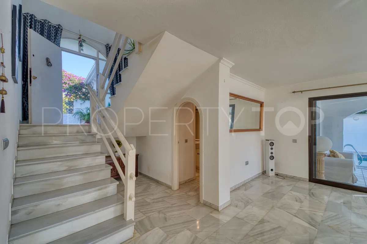 For sale villa in Nueva Andalucia with 4 bedrooms