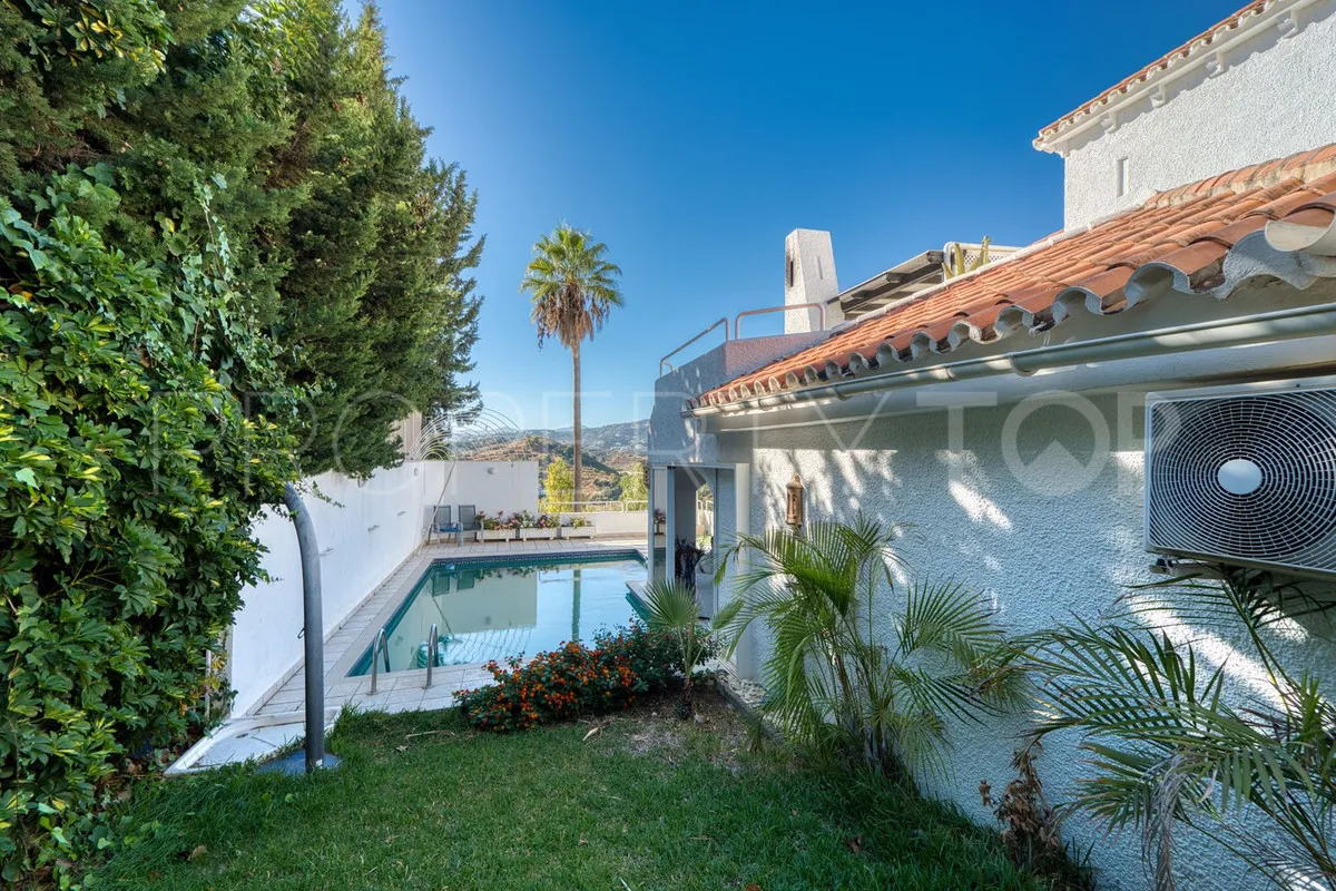 For sale villa in Nueva Andalucia with 4 bedrooms