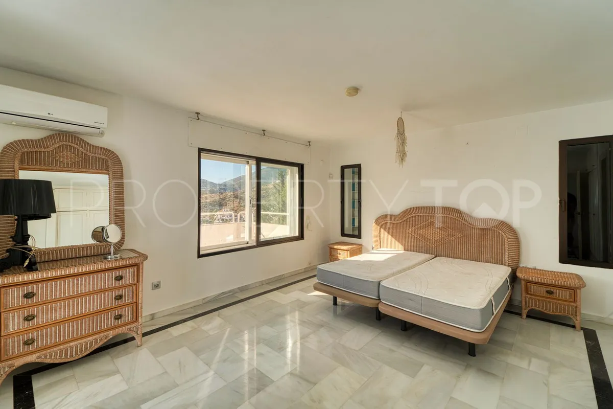 For sale villa in Nueva Andalucia with 4 bedrooms