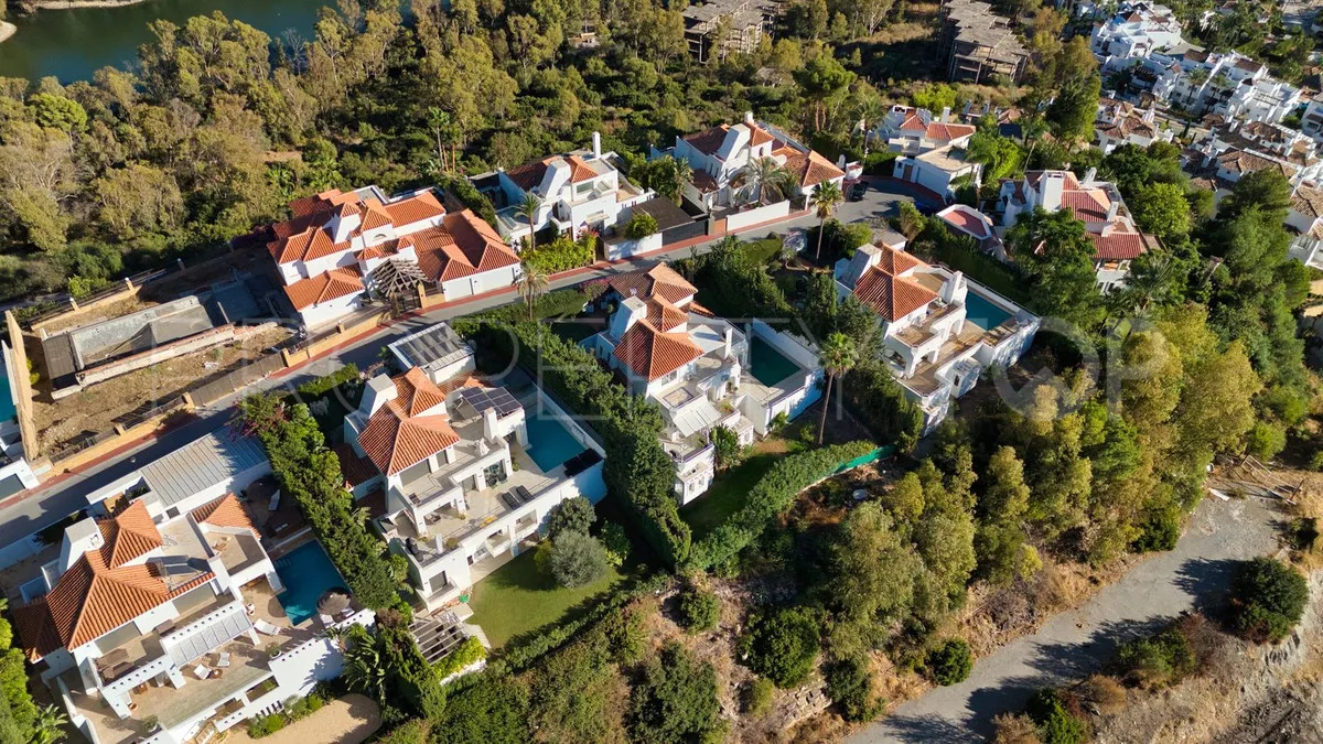 For sale villa in Nueva Andalucia with 4 bedrooms