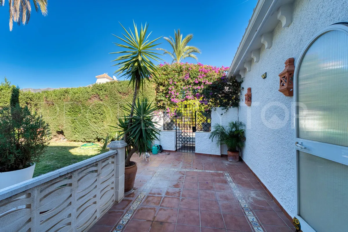 For sale villa in Nueva Andalucia with 4 bedrooms