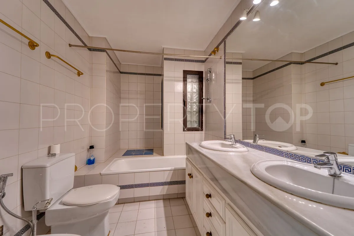 For sale villa in Nueva Andalucia with 4 bedrooms