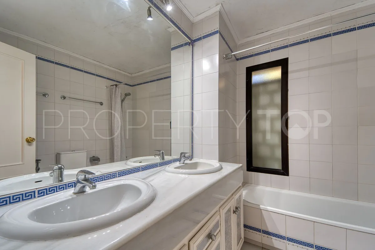 For sale villa in Nueva Andalucia with 4 bedrooms