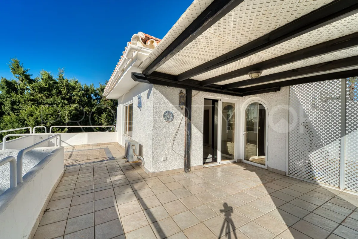For sale villa in Nueva Andalucia with 4 bedrooms