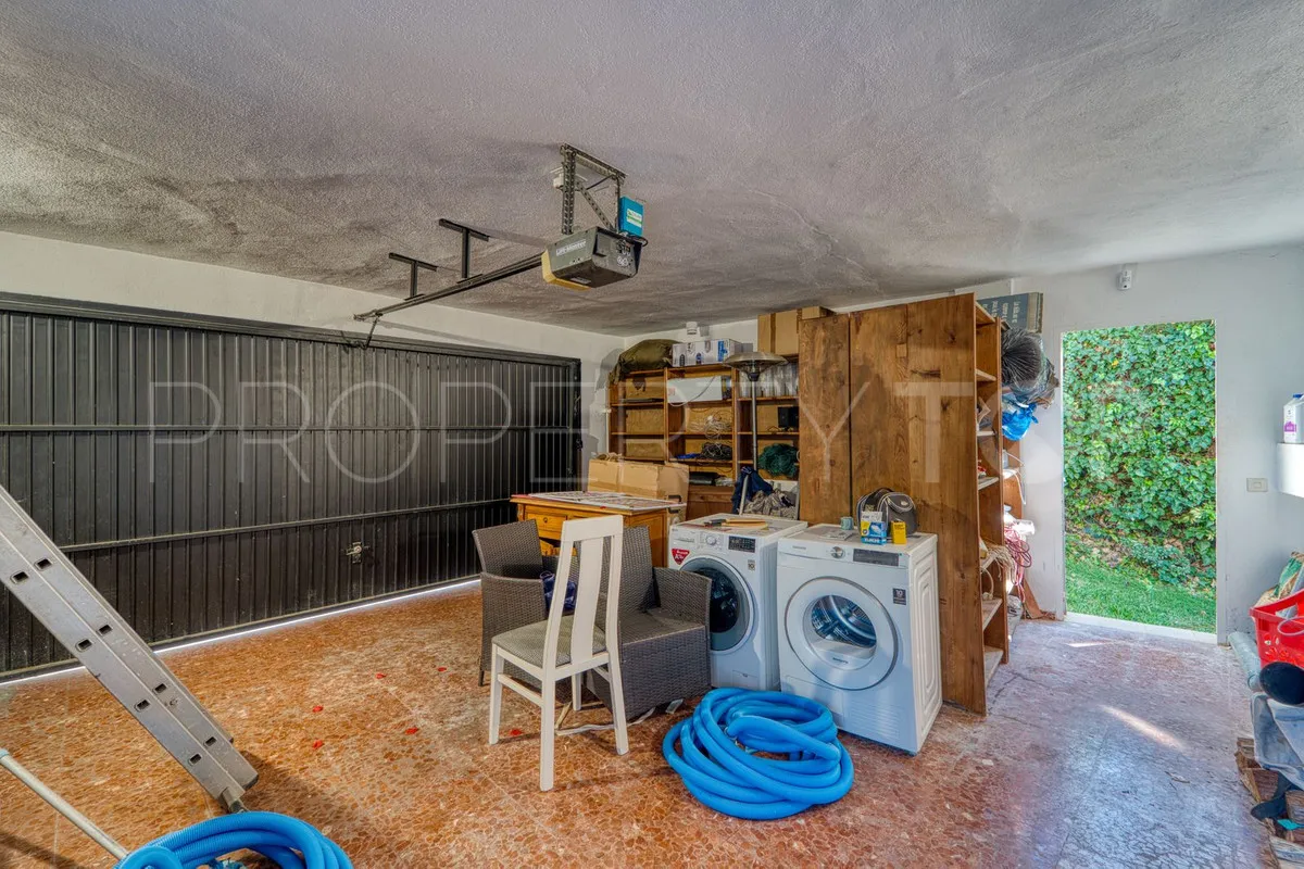 For sale villa in Nueva Andalucia with 4 bedrooms