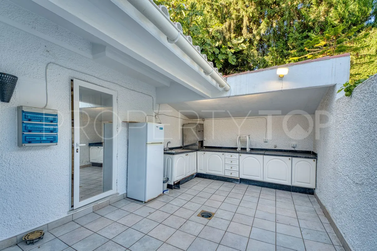 For sale villa in Nueva Andalucia with 4 bedrooms