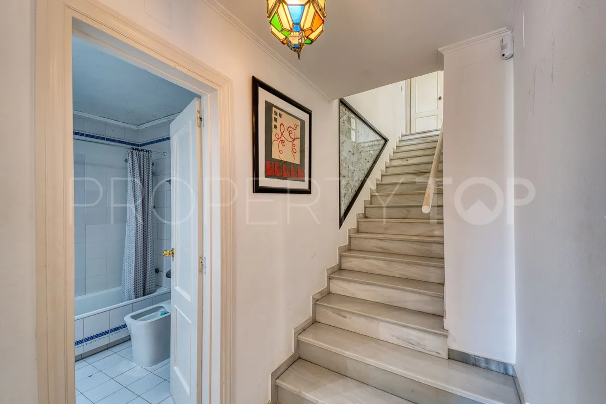 For sale villa in Nueva Andalucia with 4 bedrooms