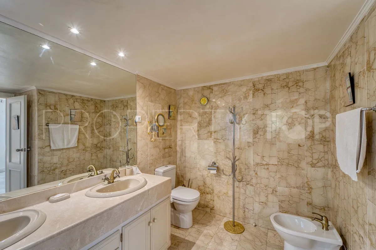 For sale villa in Nueva Andalucia with 4 bedrooms