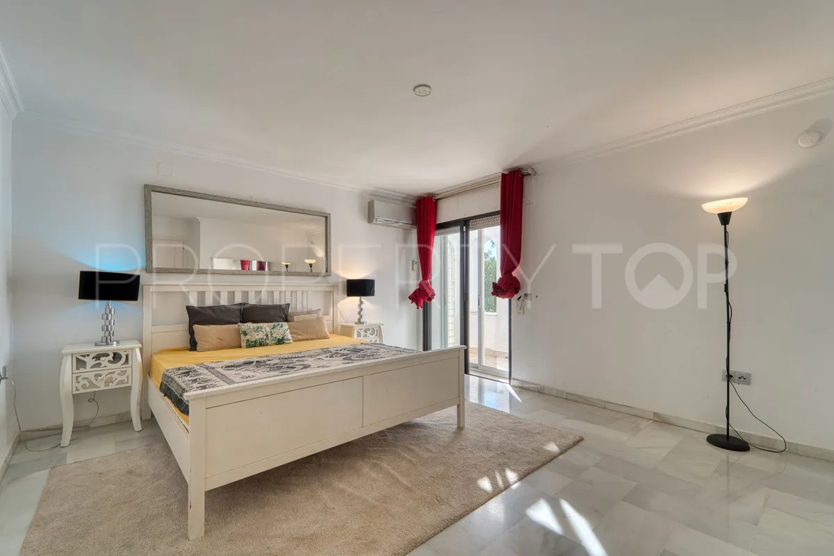 For sale villa in Nueva Andalucia with 4 bedrooms