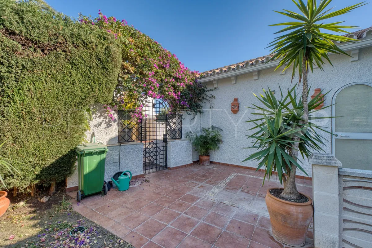 For sale villa in Nueva Andalucia with 4 bedrooms