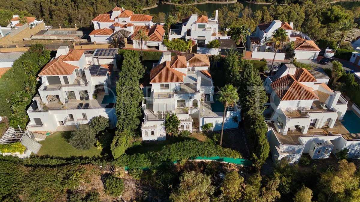 For sale villa in Nueva Andalucia with 4 bedrooms