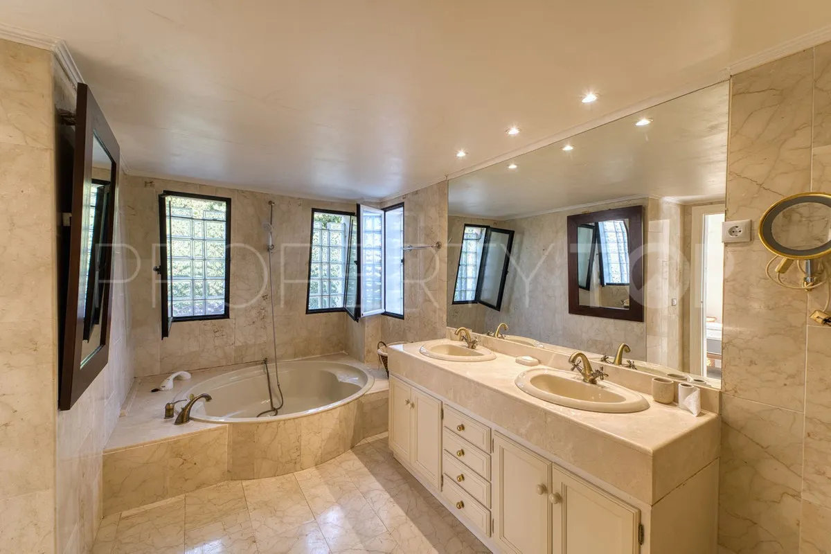 For sale villa in Nueva Andalucia with 4 bedrooms
