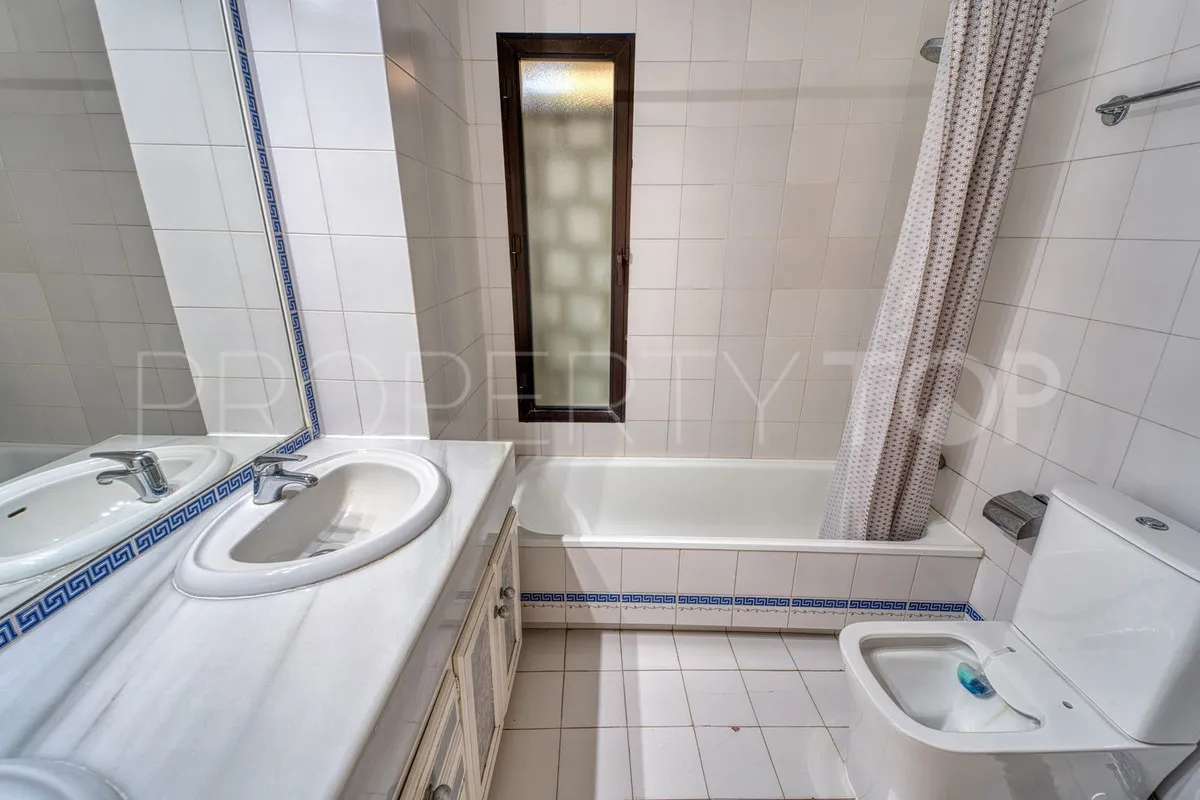 For sale villa in Nueva Andalucia with 4 bedrooms
