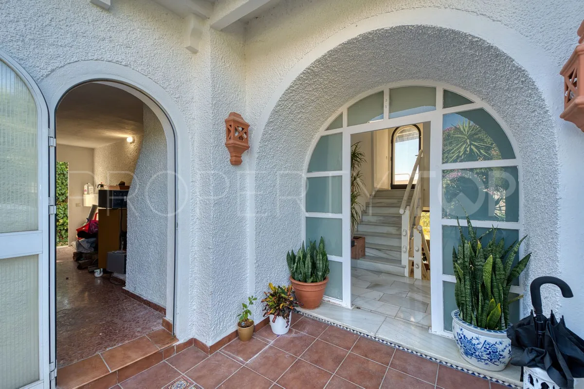 For sale villa in Nueva Andalucia with 4 bedrooms