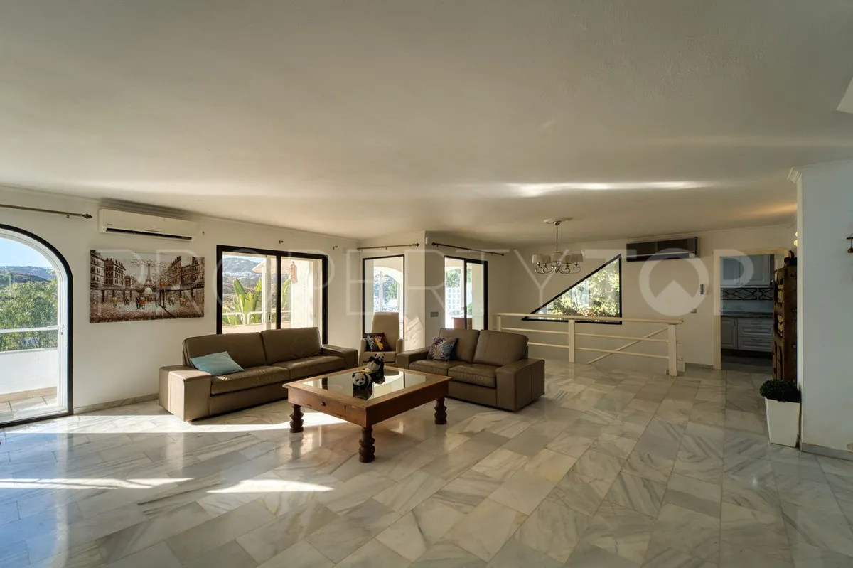 For sale villa in Nueva Andalucia with 4 bedrooms