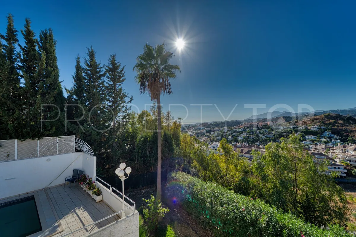 For sale villa in Nueva Andalucia with 4 bedrooms