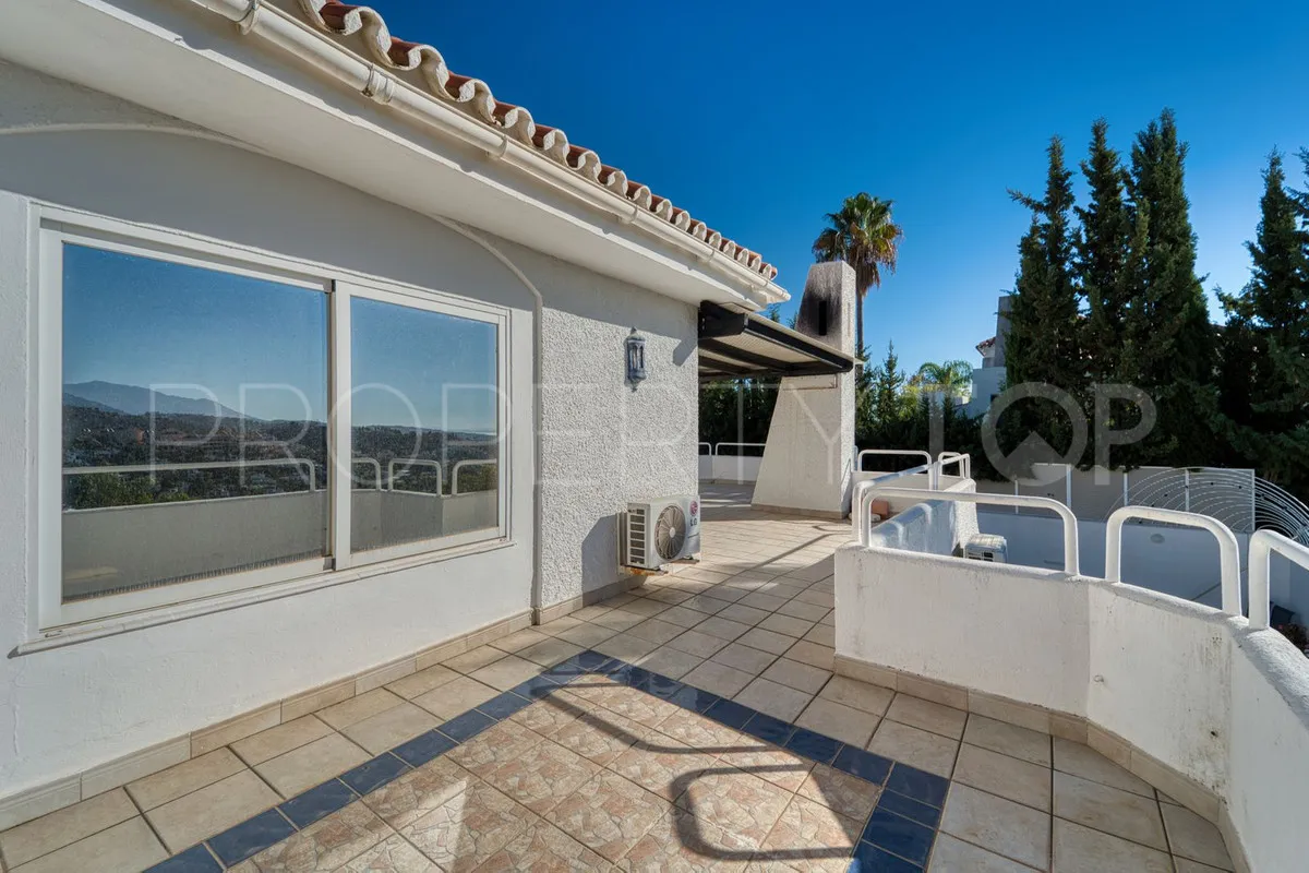 For sale villa in Nueva Andalucia with 4 bedrooms